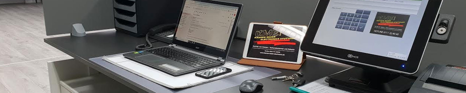 Gebrandeter Arbeitsplatz mit NCR-Terminal und KME-Tablet