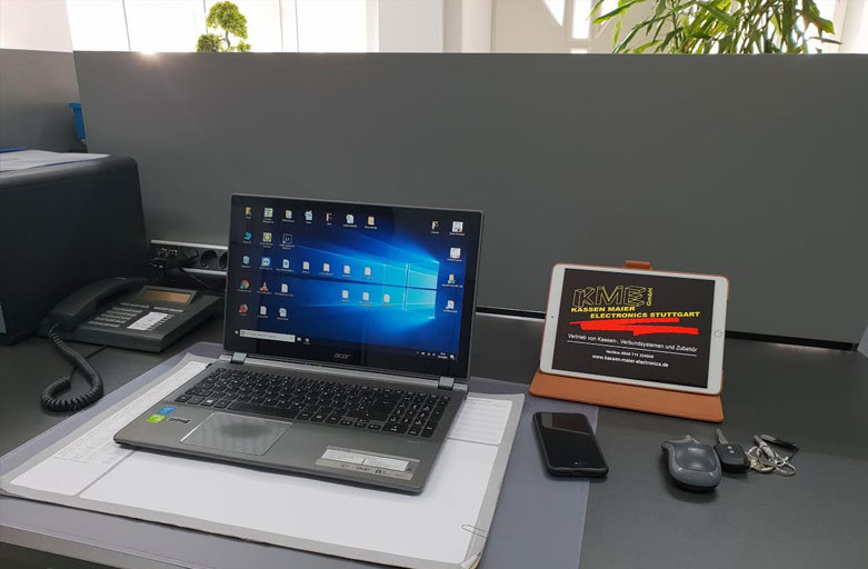Arbeitsplatz mit Laptop und Tablet bei Kassen Maier Electronics