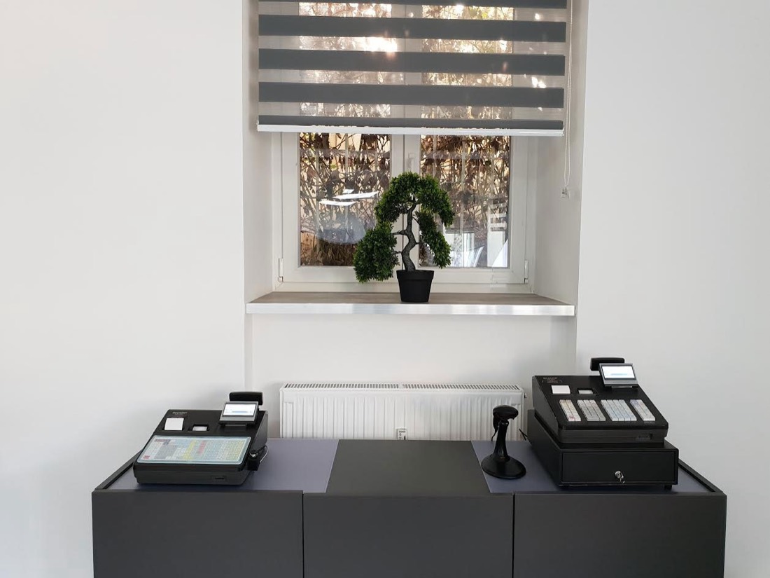 Zwei einsatzbereite Kassen am Fenster des Ausstellungsraums