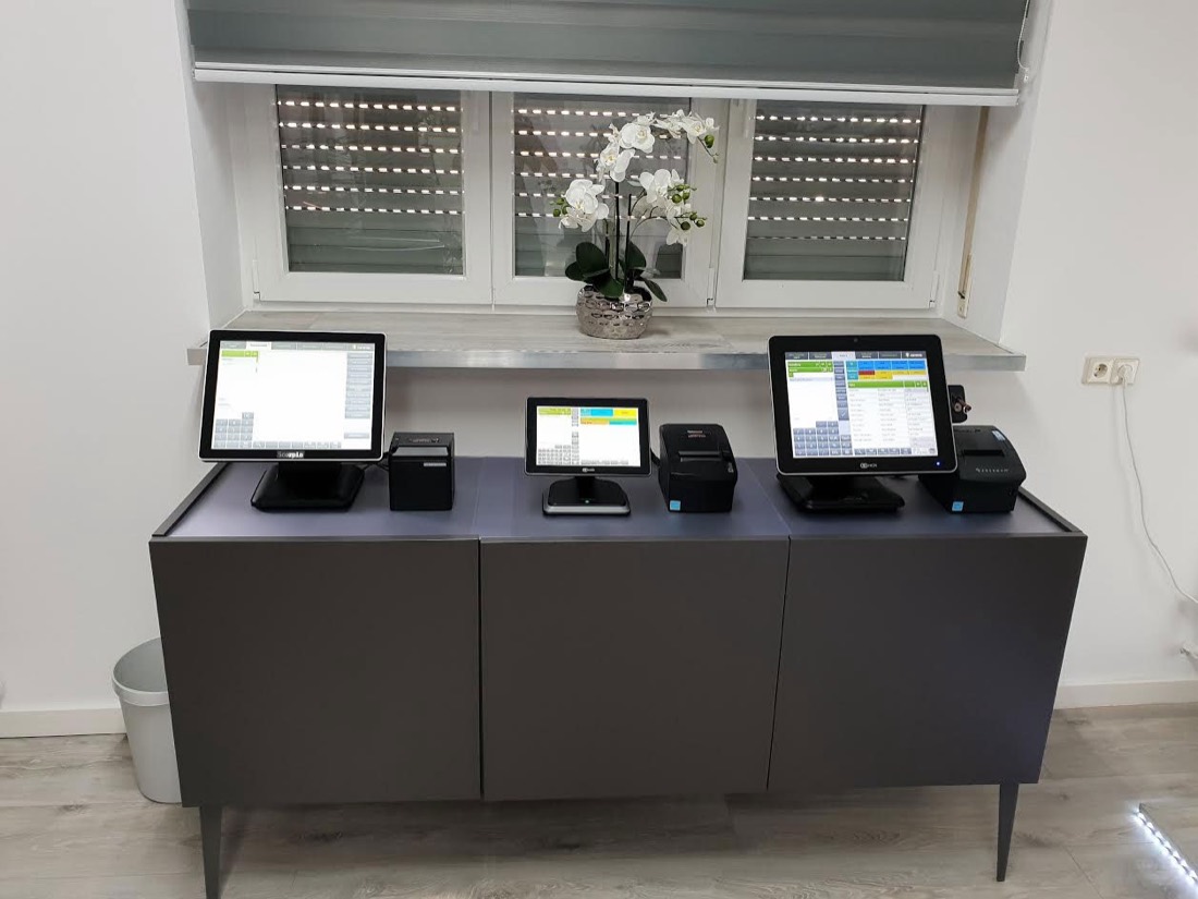 Drei Touch-Kassensysteme mit Bondruckern im Ausstellungsraum