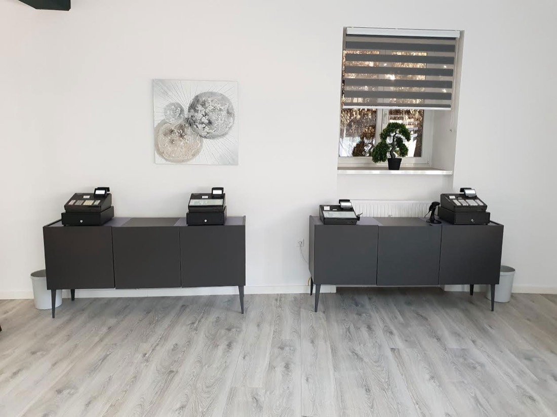 Kassenreihe auf zwei Sideboards im Ausstellungsraum